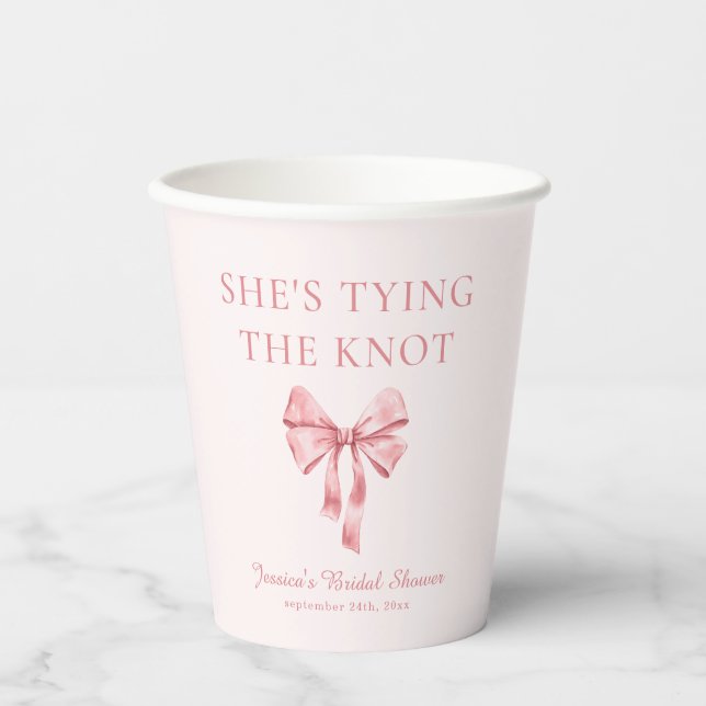 Sie bindet die weich rosa Dusche der Knöchel an Pappbecher (Vorderseite)