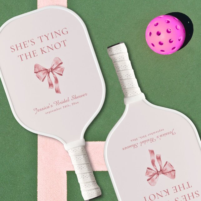 Sie bindet die weich rosa Dusche der Knöchel an Pickleball Schläger (Von Creator hochgeladen)