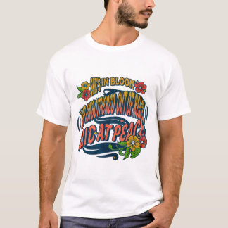Sie blüht und macht sich keine Mühe, den T - Shirt