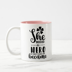 Sie brauchte einen Helden, damit sie so wurde Zweifarbige Tasse