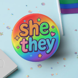 Sie bzw. sie beherrschen inklusives LGBTQ+-Pride-Z Button