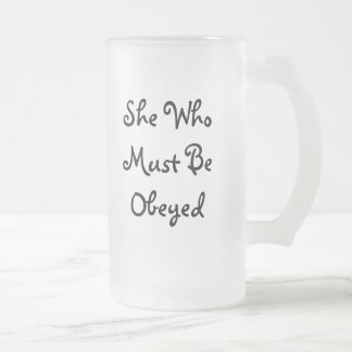 Sie, die befolgte Tasse sein muss