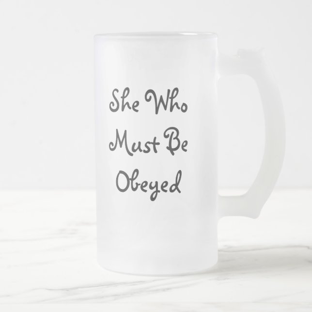 Sie, die befolgte Tasse sein muss (Rechts)