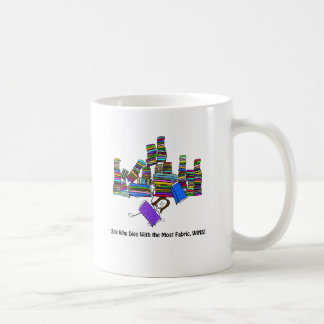 Sie, die mit dem meisten Gewebe stirbt, gewinnt Kaffeetasse