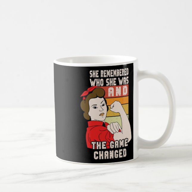 Sie erinnerte sich, wer sie war, und das Spiel änd Kaffeetasse (Rechts)