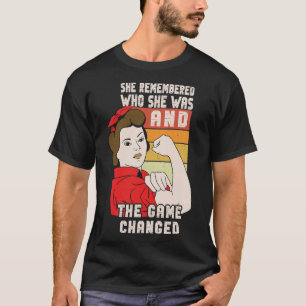 Sie erinnerte sich, wer sie war, und das Spiel änd T-Shirt