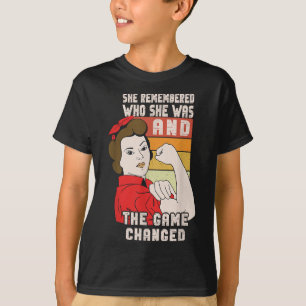 Sie erinnerte sich, wer sie war, und das Spiel ver T-Shirt