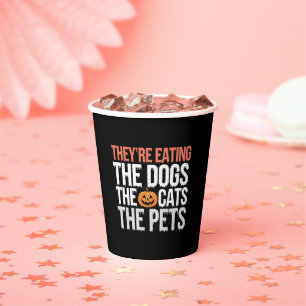 Sie essen die Hunde, die Katzen, die Haustiere Hal Pappbecher