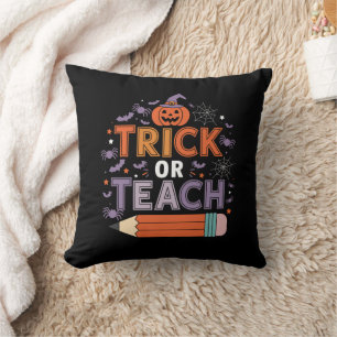 Sie essen Hunde und Katzen und Haustiere Halloween Kissen