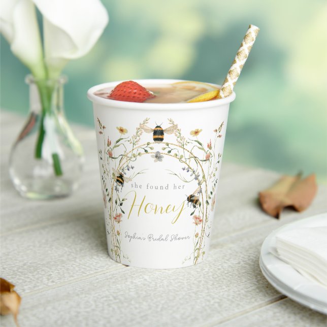 Sie fand ihre Honey Wildflower Brautparty Pappbecher (In Situ)