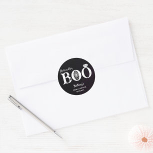 Sie fand ihren Boo schwarze Halloween Brautparty Runder Aufkleber