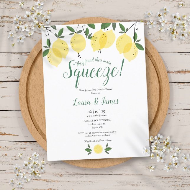 Sie fanden ihr wichtigstes Zitronenmeer-Brautparty Ankündigungspostkarte (They Found Their Main Squeeze Lemon Bridal Shower Announcement Postcard)