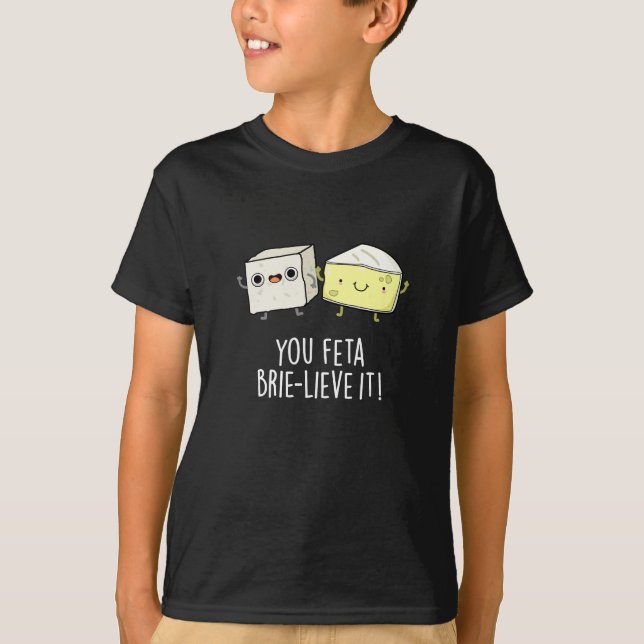 Sie Feta Brie-lieve It Funny Cheese Pun Dark BG T-Shirt (Vorderseite)
