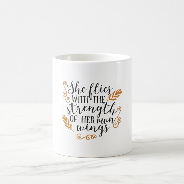 Sie fliegt mit der Kraft ihrer eigenen Flügel Kaffeetasse (Mittel)