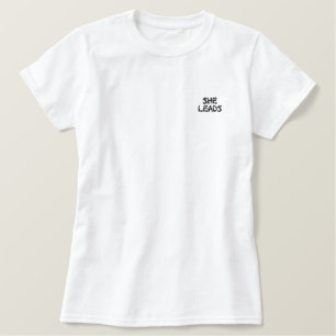 Sie führt den T - Shirt der Frauen zur Ermächtigun
