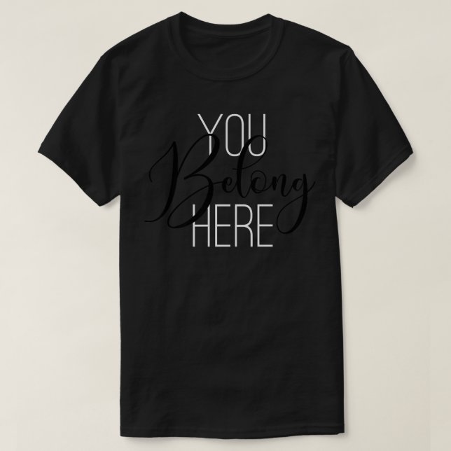 Sie gehören hier - Greeter - Welcome Zuhause - Ado T-Shirt (Design vorne)