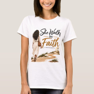Sie geht mit Glauben Christliche Frauen Inspiriere T-Shirt