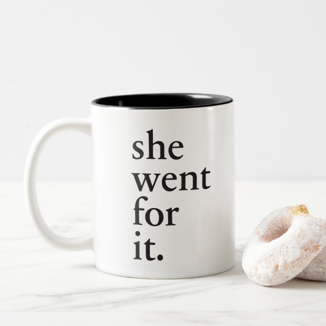 Sie ging für es - Inspiration für Frauen Zweifarbige Tasse (Mit Donut)