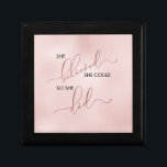 Sie glaubte, dass sie eine Rose mit Gold-Typografi Erinnerungskiste<br><div class="desc">Unsere Geschenkboxen aus Typografie zeigt das Zitat "Sie glaubt, sie könnte es so tun." Glaubt und getan sind in einer schönen Kalligraphie Schrift reich mit Imitaten Rose Goldfolie, die schön kontrastiert mit der Erholung des Zitats in einem tiefen, reichen schwarzen modernen Sans Serif Schrift. Der Hintergrund ist mit einer wunderschönen...</div>
