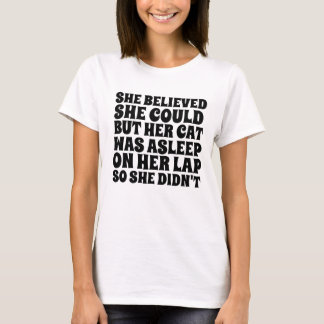 SIE GLAUBTE ES ZU KÖNNEN, ABER IHRE KATZE SCHLIEF T-Shirt