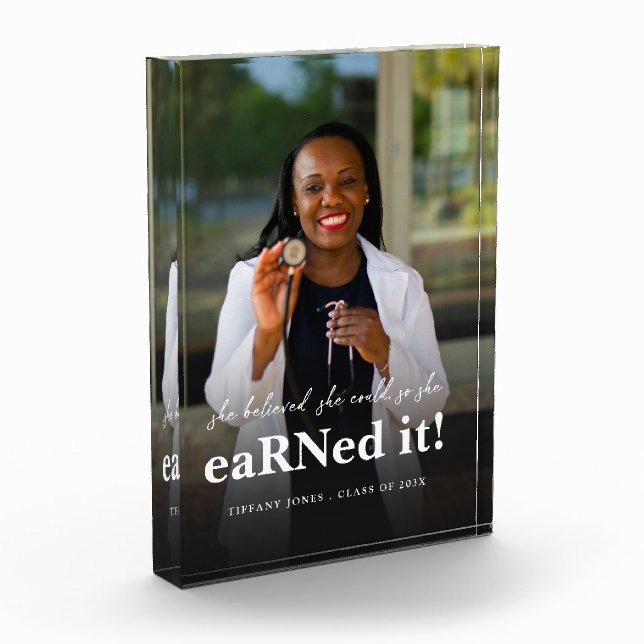 Sie glaubte, sie könne Abschluss für das Foto der  (Links)