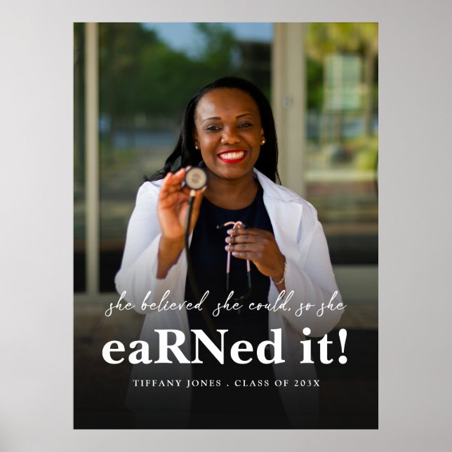 Sie glaubte, sie könne Abschluss für das Foto der  Poster (Vorne)