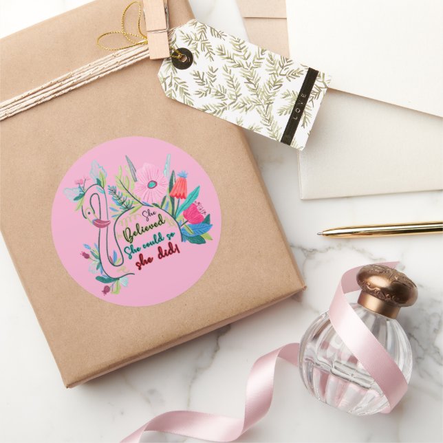 Sie glaubte, sie könnte also mit Blume schwänzen Runder Aufkleber (Schenken)