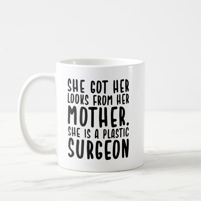 Sie Got von Mutter her, sie ist Plastikchirurgin Kaffeetasse (Links)