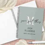 Sie haben diese erste 2024 Monogramm-Namenssage Go Planer<br><div class="desc">Sie haben dieses Script 2024 Monogram Initial Name Sage Got. Behalt dir selbst organisiert für das kommende Jahr mit diesem inspirierenden Design mit einem ermutigenden Zitat, You Got This, in informellen Set-Skript überlagert auf deinem ersten Weiß auf einem sage grünen Hintergrund. Personalisieren Sie das Jahr und Ihren Namen. Auf der...</div>