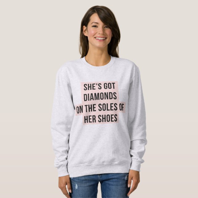 Sie hat Diamanten auf den Sohlen ihres Sweatshirt (Vorne ganz)