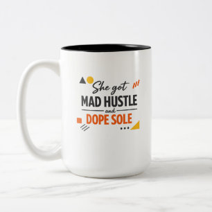 Sie hat einen verrückten Antrieb und tolle Sohlen Zweifarbige Tasse