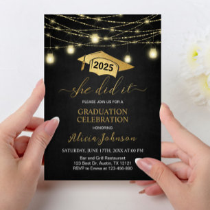 Sie hat es geschafft! Elegante schwarze Goldene Ab Einladung