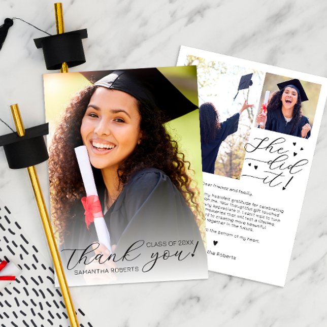 Sie hat es getan! Heart Script Class of 2025 Absch Dankeskarte (Graduation Thank You Card)