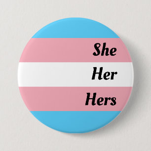 Sie hat Transgender-Pride Button