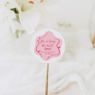 Sie heiratet retro wellige rosa rote runder aufkleber