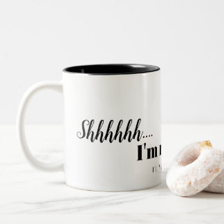 Sie...Ich kann nicht reden, meinen Kaffee genießen Zweifarbige Tasse