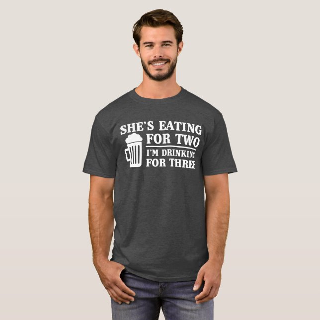 Sie isst für zwei, ich trinkt für drei T-Shirt (Vorne ganz)