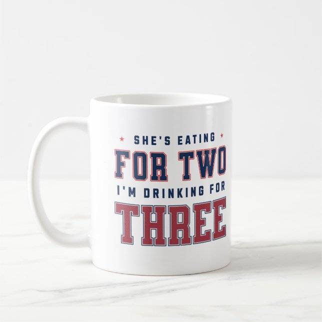 Sie isst zwei Mal, dass ich drei Vater trinke Kaffeetasse (Links)
