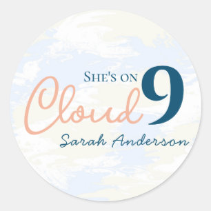 Sie ist auf Cloud 9 Minimalistische Babyshower für Runder Aufkleber