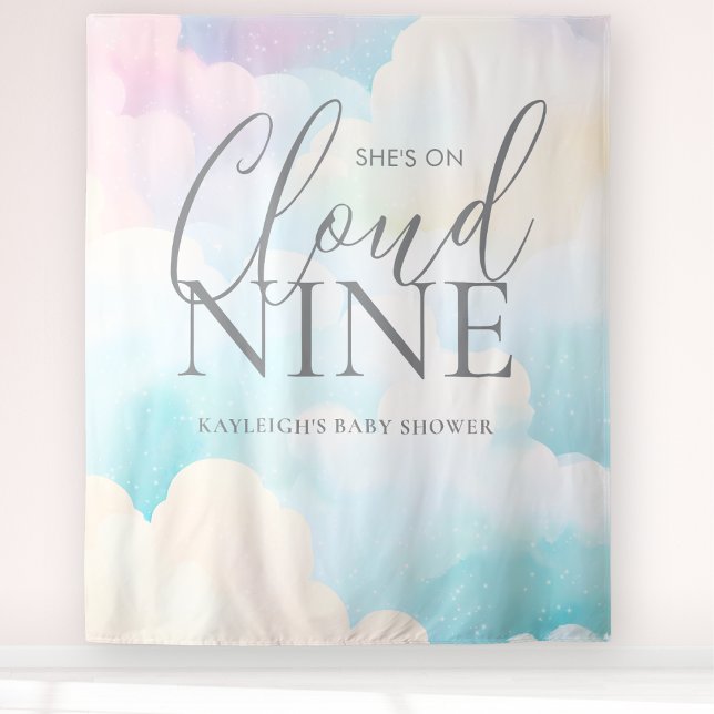 Sie ist auf der Cloud Nine Baby Shower Backdrop Wandteppich (Von Creator hochgeladen)
