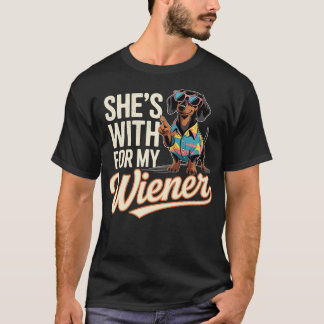 Sie ist bei mir wegen meines Wieners Lustige Hunde T-Shirt