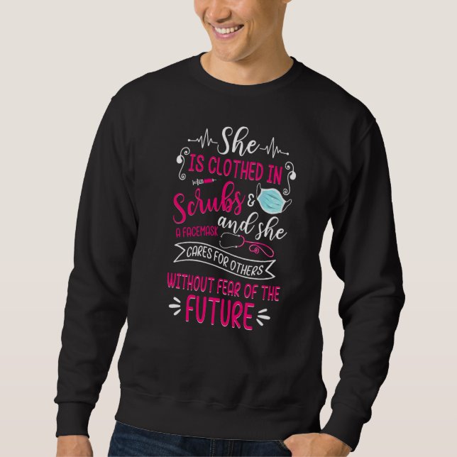 Sie ist bekleidet in Scrubs & Facemask Proud Nurse Sweatshirt (Vorderseite)