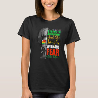 Sie ist bekleidet Stärke Würde lacht ohne Feen T-Shirt