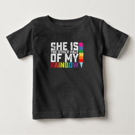 Sie ist die andere Hälfte meines Regenbogenschwuls Baby T-shirt