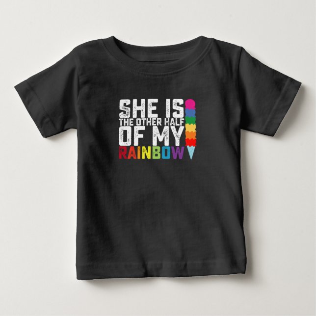 Sie ist die andere Hälfte meines Regenbogenschwuls Baby T-shirt (Vorderseite)