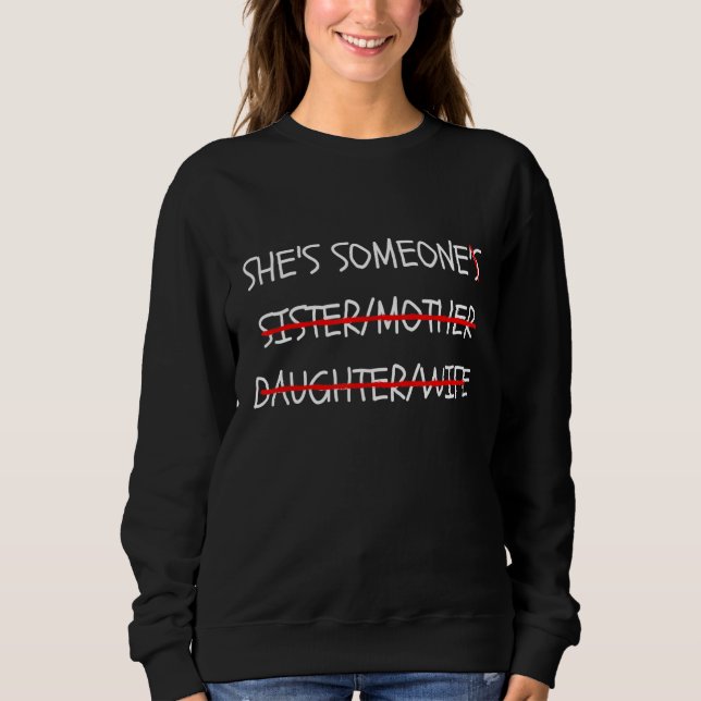 Sie ist die Tochter Mutter Schwester Ehefrau Cool Sweatshirt (Vorderseite)