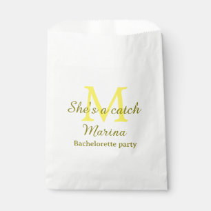 Sie ist ein Fang gelbe Monogramm-Junggesellinnenpa Geschenktütchen
