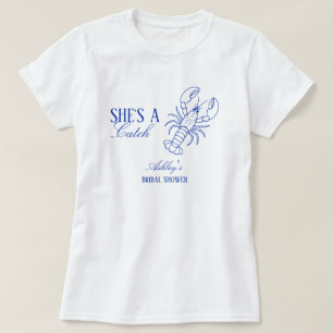 Sie ist ein Fang-Hummer-Küsten-Brautabschiedsparty T-Shirt