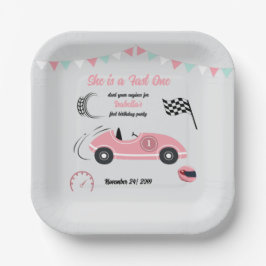 Sie ist ein schnelles, festlich rosa Rennwagen zum Pappteller