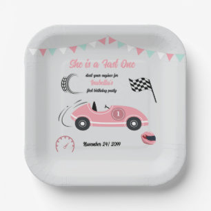 Sie ist ein schnelles, festlich rosa Rennwagen zum Pappteller